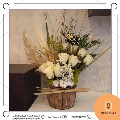 فازة ورد طبيعي على فازة مستطيلة