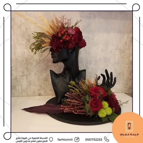 تنسيق مانيكان عرض ذهب بالزهور والاكسسوار الطبيعيه .