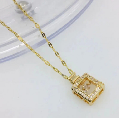 قلاده على شكل زجاجة عطر 18K
