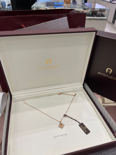 عقد اقنر مع باقة ورد