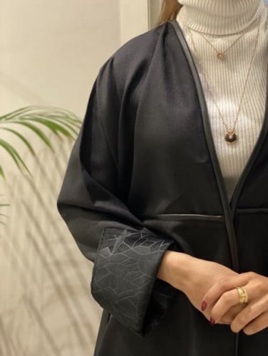 عباية سوداء عملية القماش كريب كتان اسود محدده بجلد