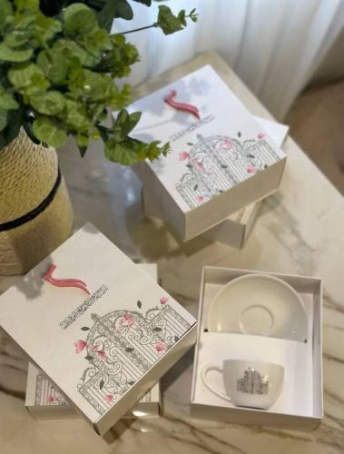 توزيعات كوب قهوة باسم بارز