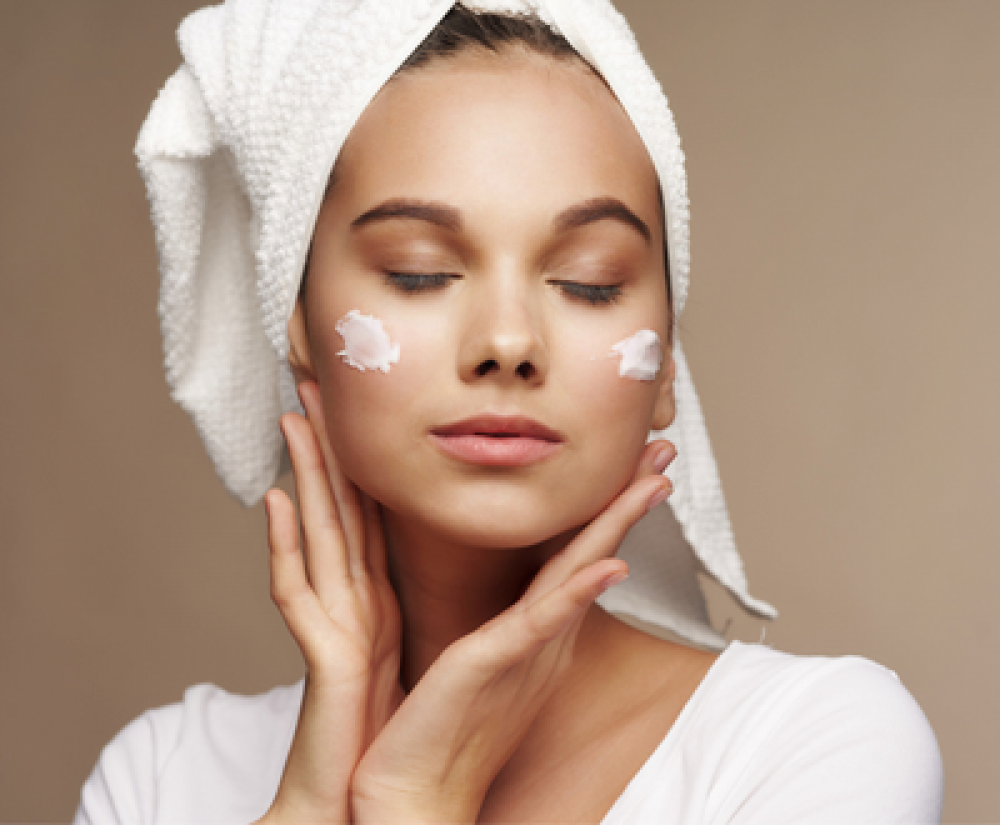 دليلك الشامل للحصول على بشرة موحدة اللون وخالية من التصبغات من سوار الجمال