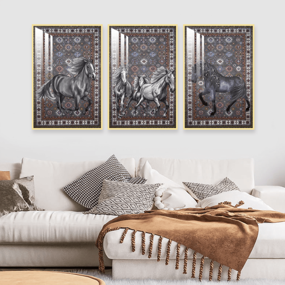ثلاث لوحات جدارية مع برواز واكريلك شفاف بتصميم حصان