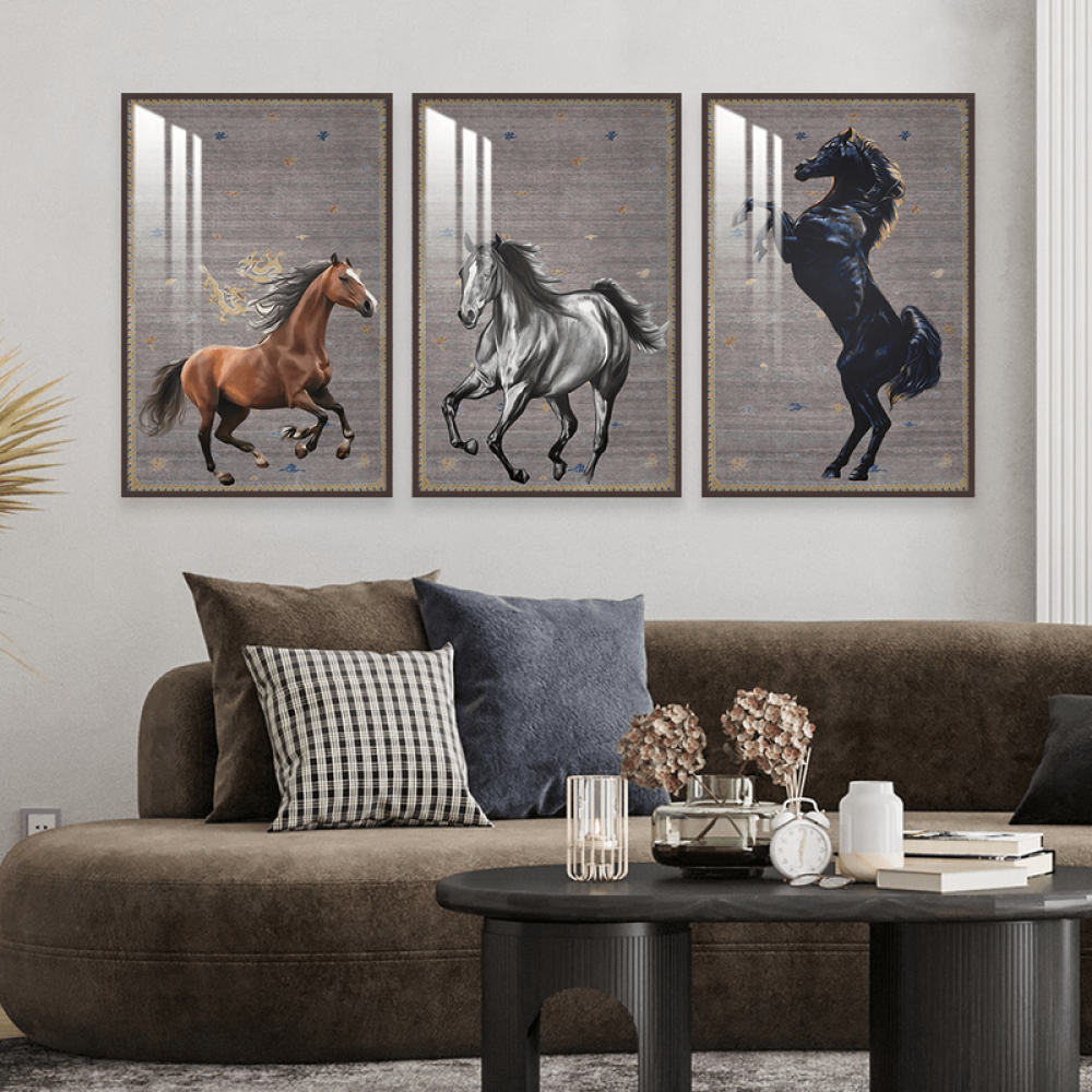 ثلاث لوحات جدارية مع برواز واكريلك شفاف بتصميم حصان