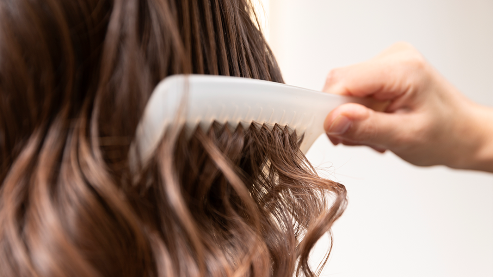 طرق العناية بالشعر والمسلزمات المستخدمة للحفاظ على شعر قوي ولامع.