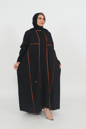 عباية منسوجة من قماش الكريب السعودي مع طرحتها .