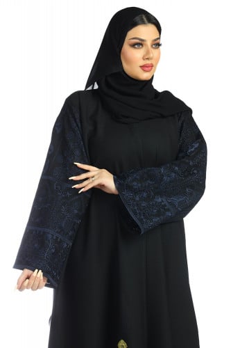 عباية منسوجة من قماش الكريب الفاخر مع طرحتها