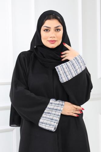 عباية شتوية منسوجة من قماش الجوخ الأسود مع طرحتها.