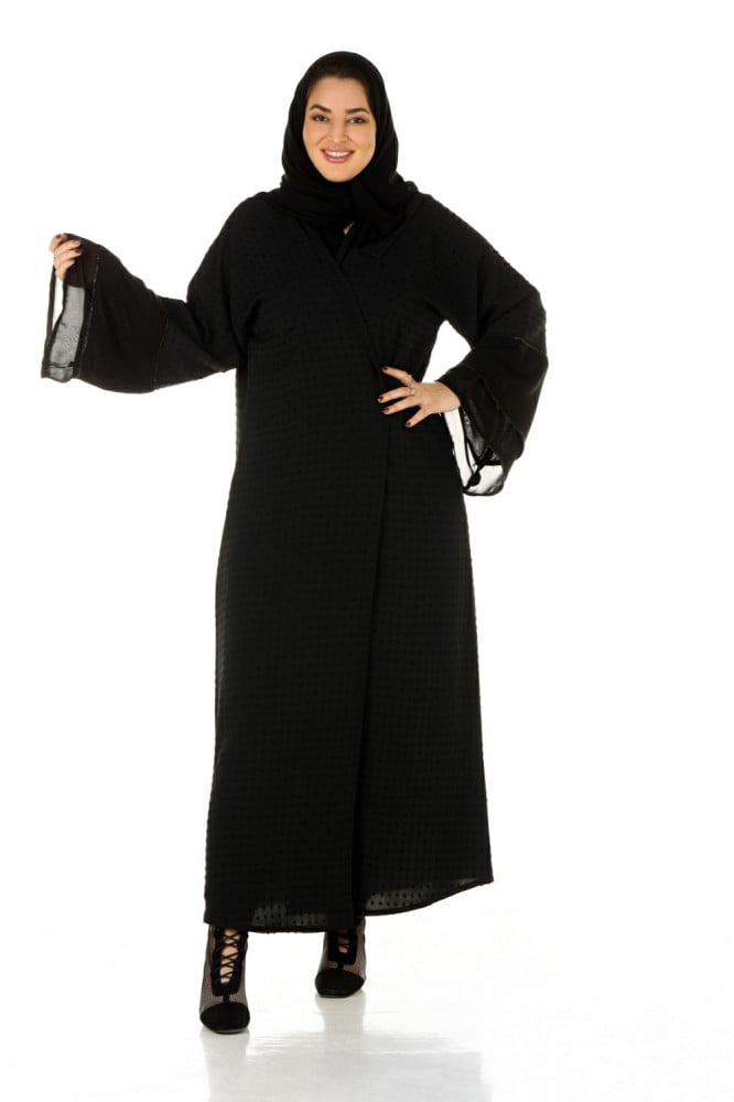 عباية منسوجة من قماش الكريب المنقط مع طرحتها