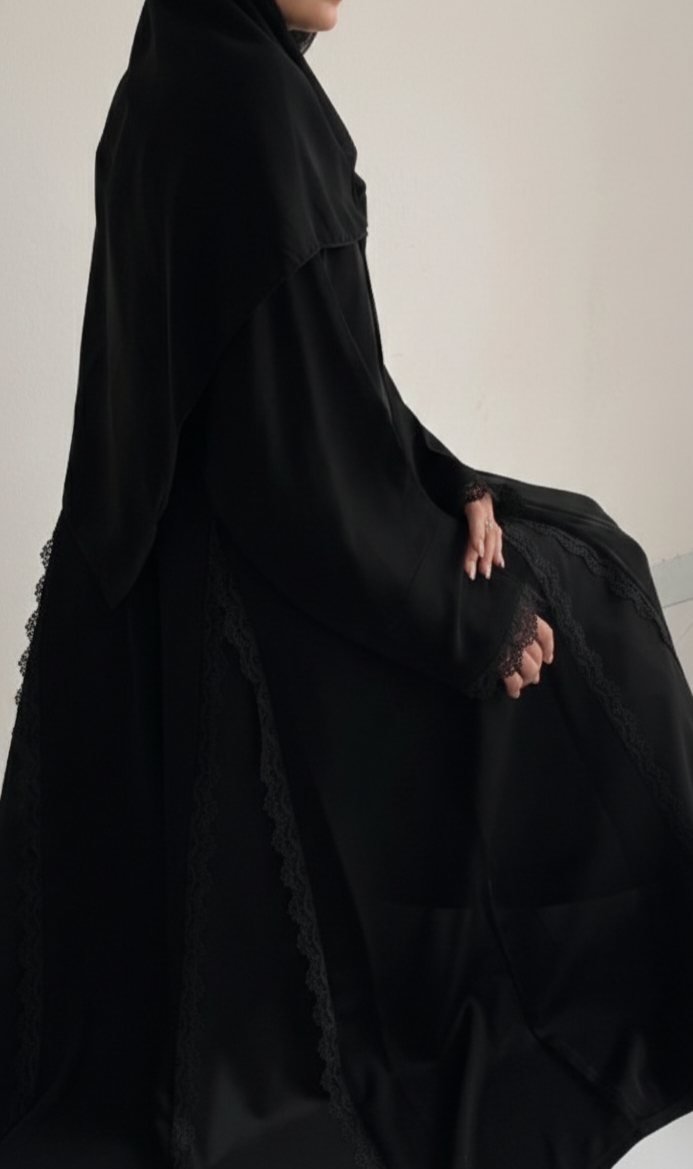 عبايه دانتيل ابيض بكسرات انيقه