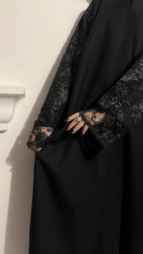 عبايه انفال كم دانتيل مبطن قماش كتان نص كلوش
