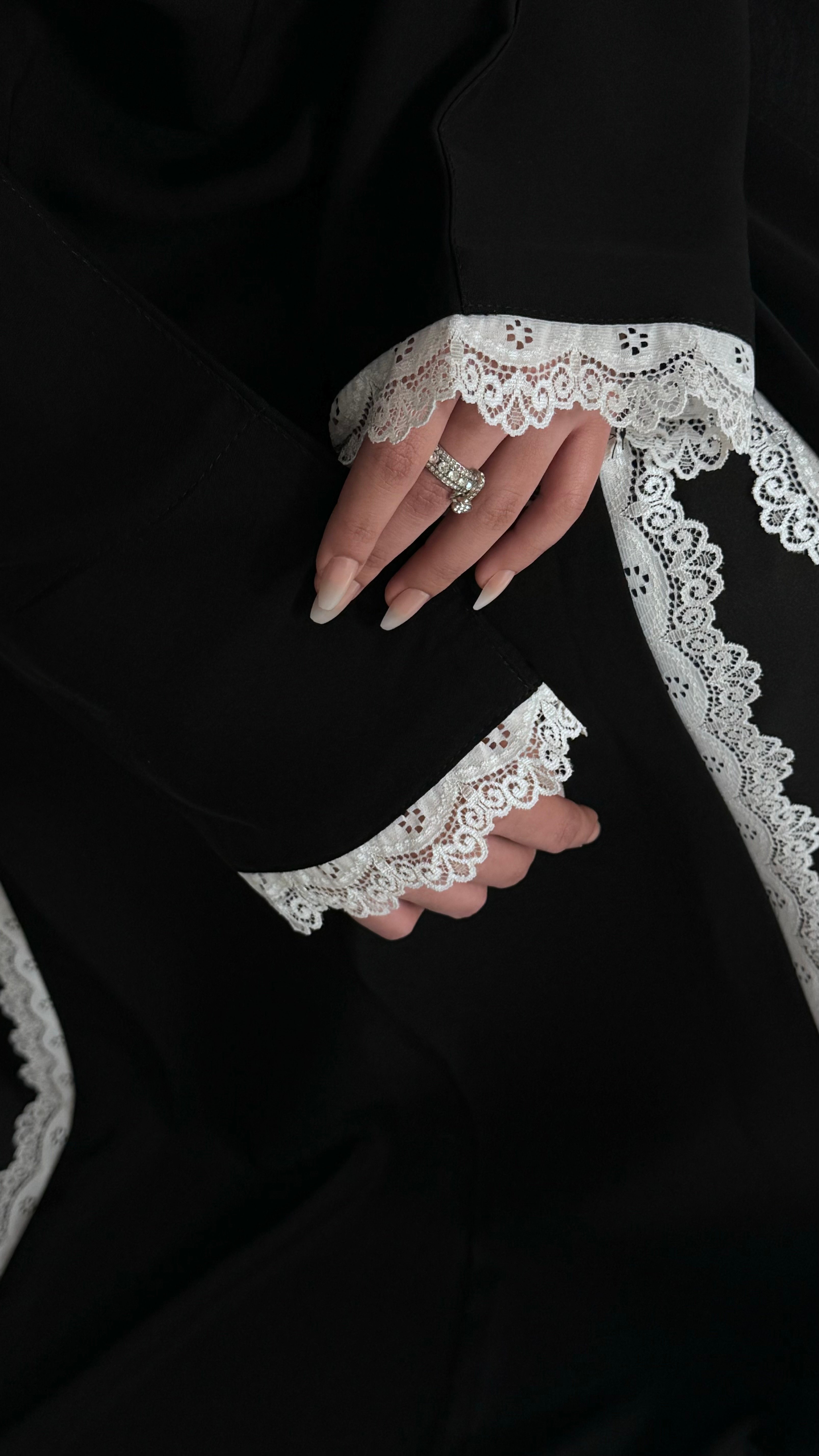 عبايه دانتيل ابيض بكسرات انيقه