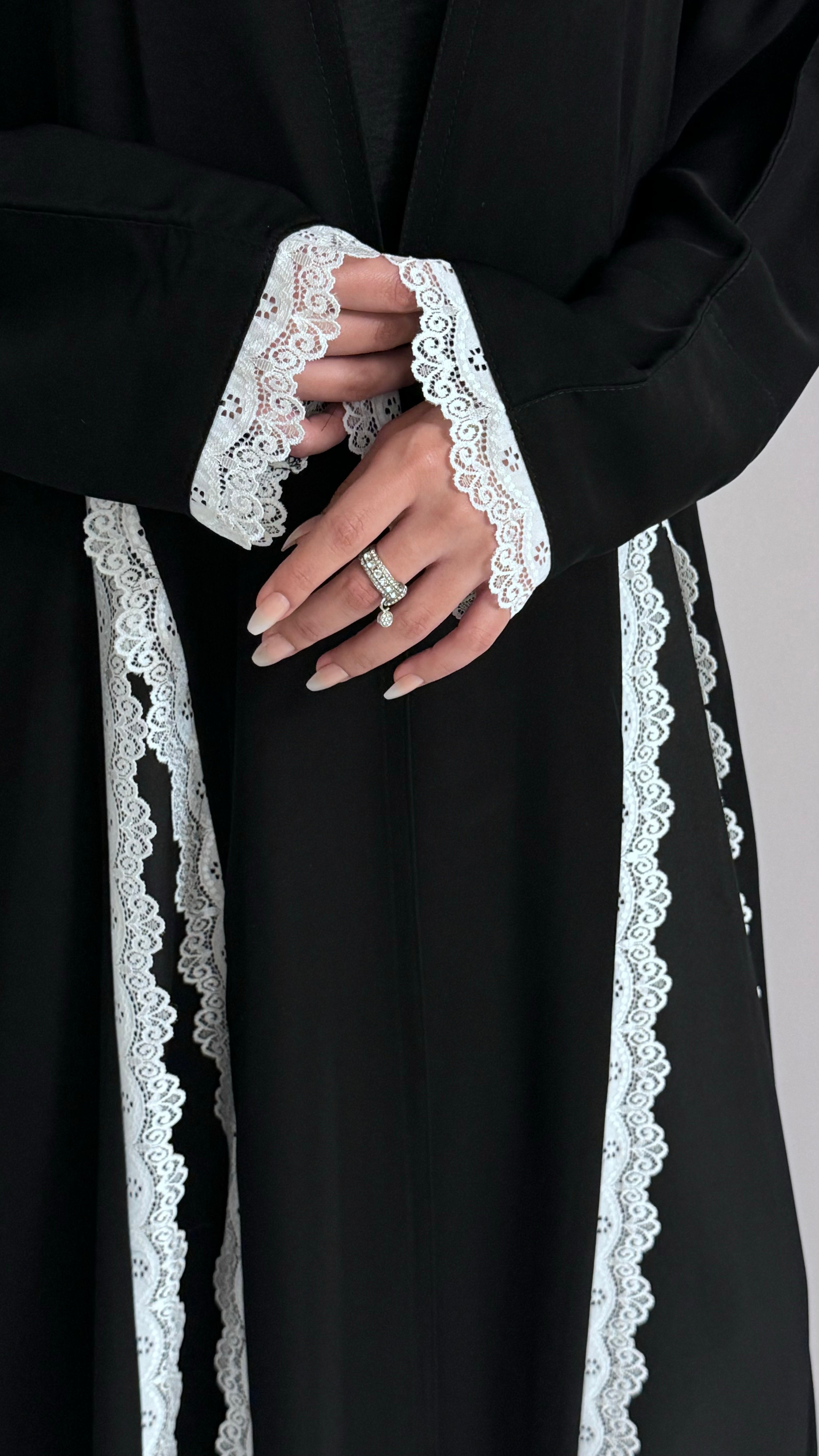 عبايه دانتيل ابيض بكسرات انيقه