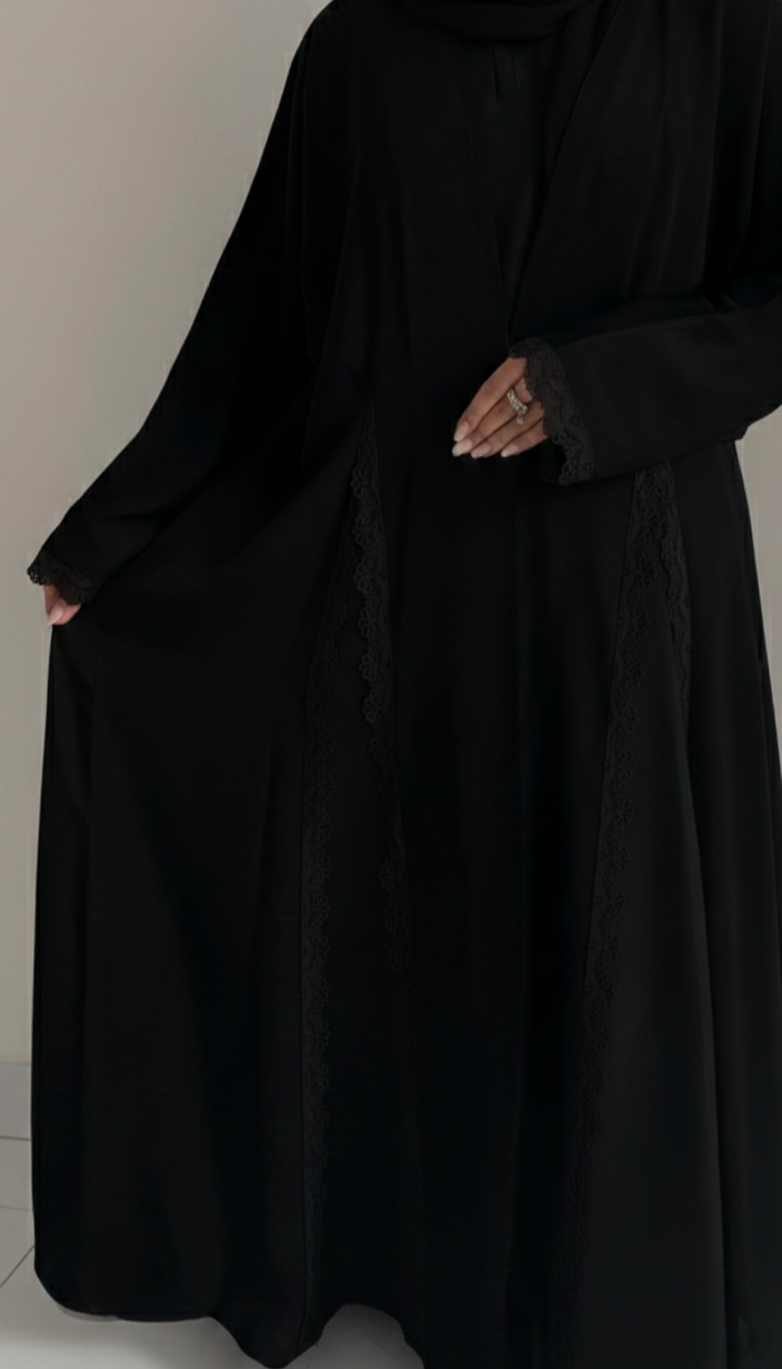 عبايه دانتيل ابيض بكسرات انيقه