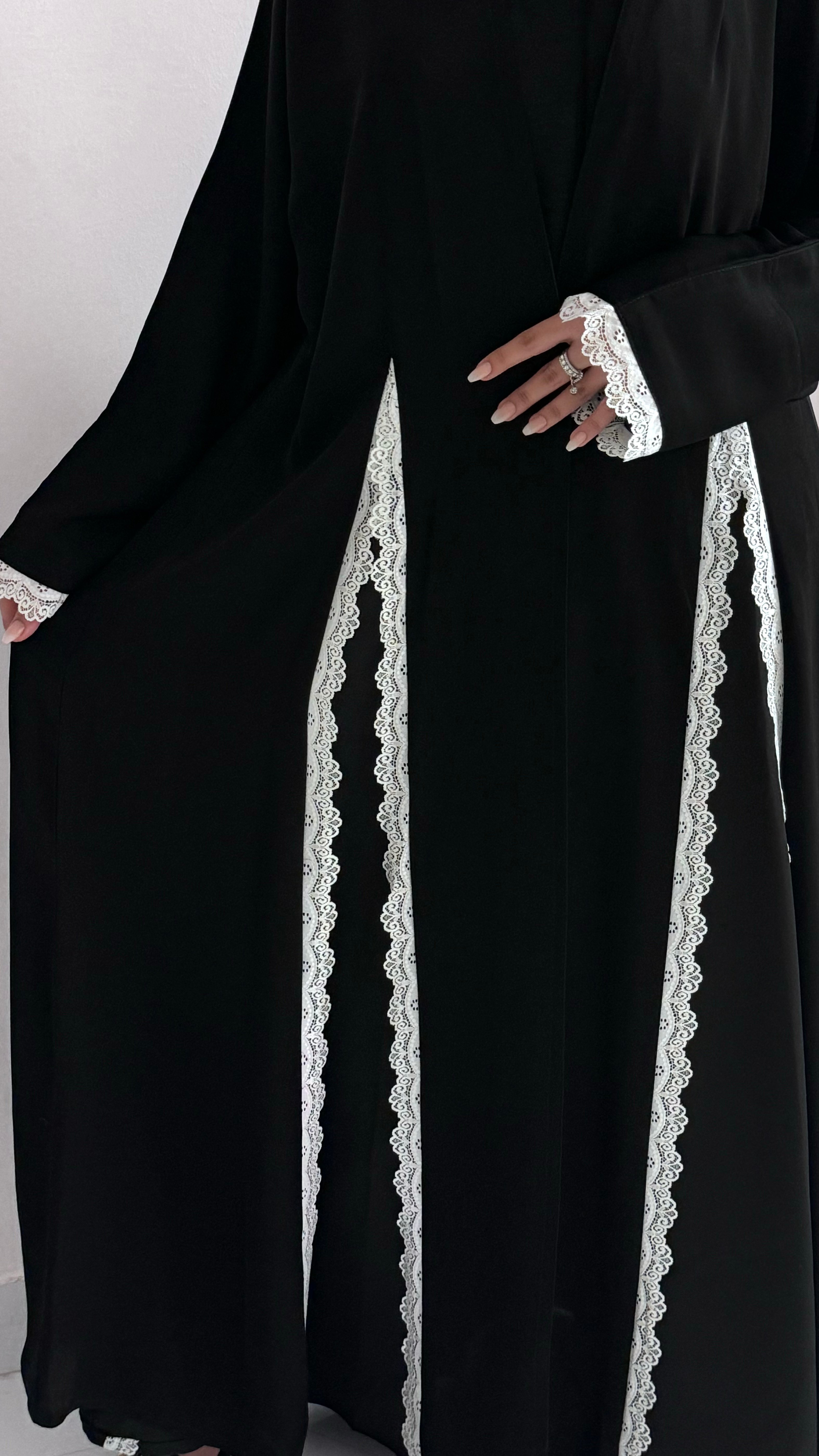 عبايه دانتيل ابيض بكسرات انيقه