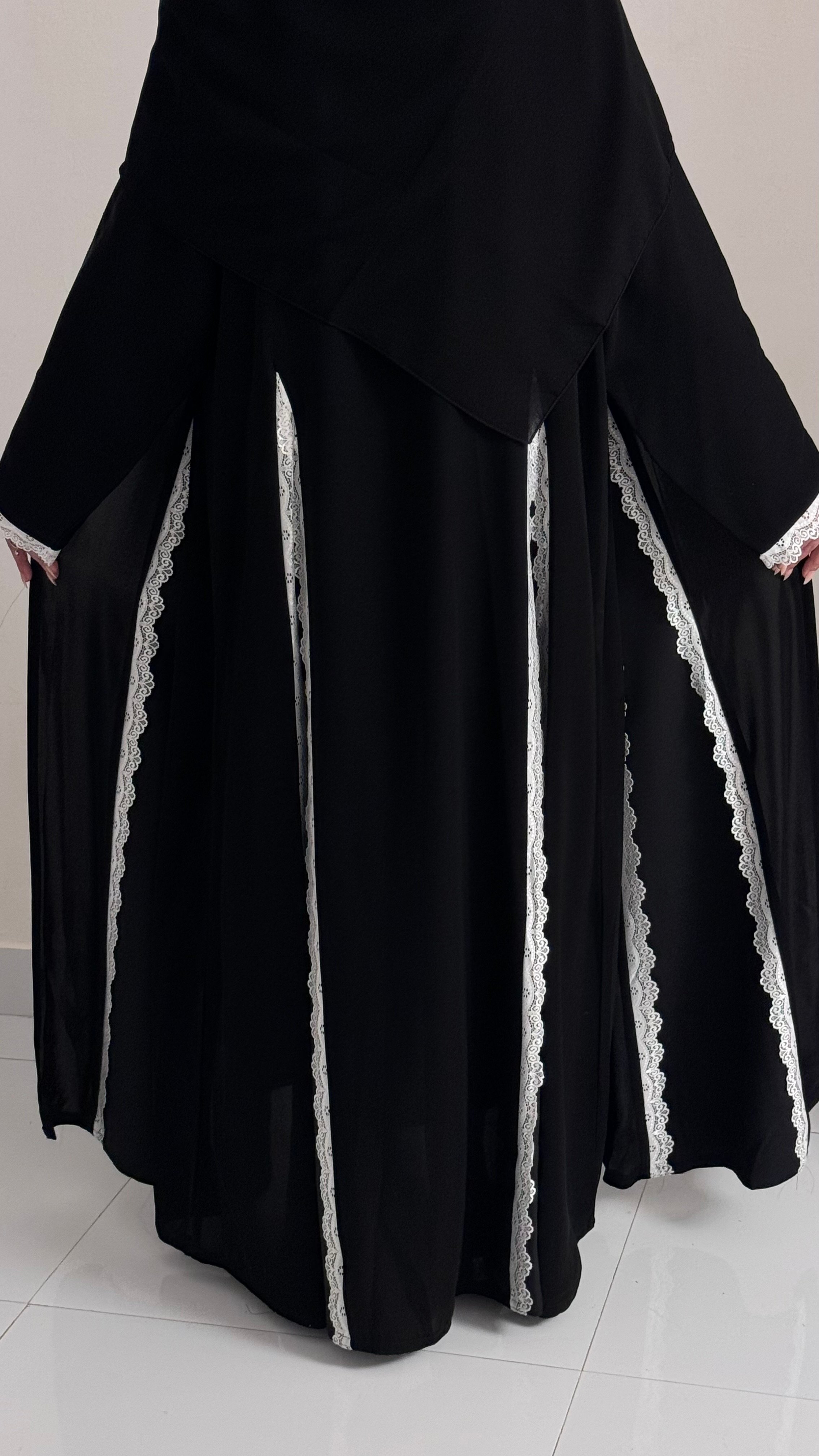 عبايه دانتيل ابيض بكسرات انيقه