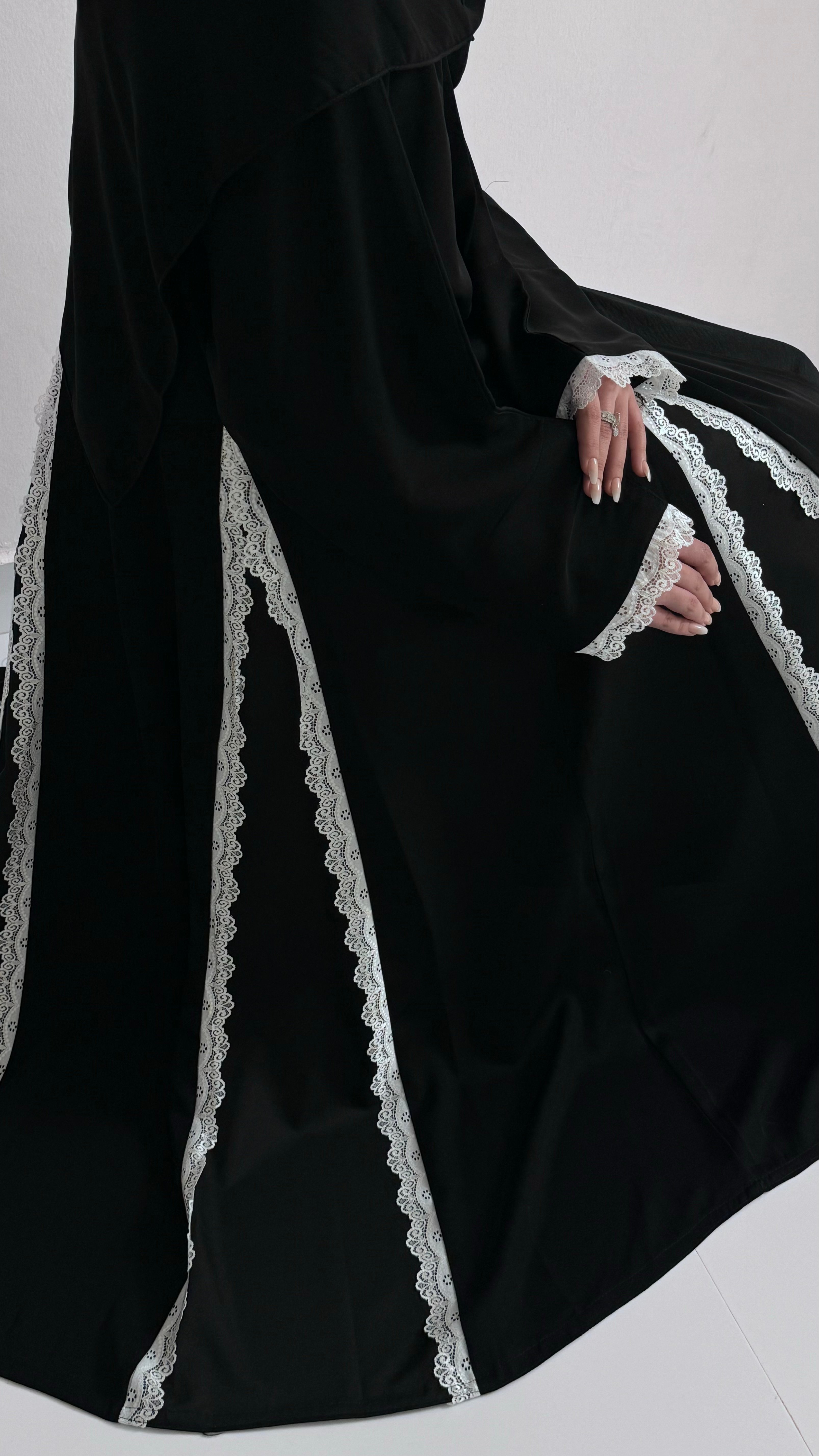 عبايه دانتيل ابيض بكسرات انيقه