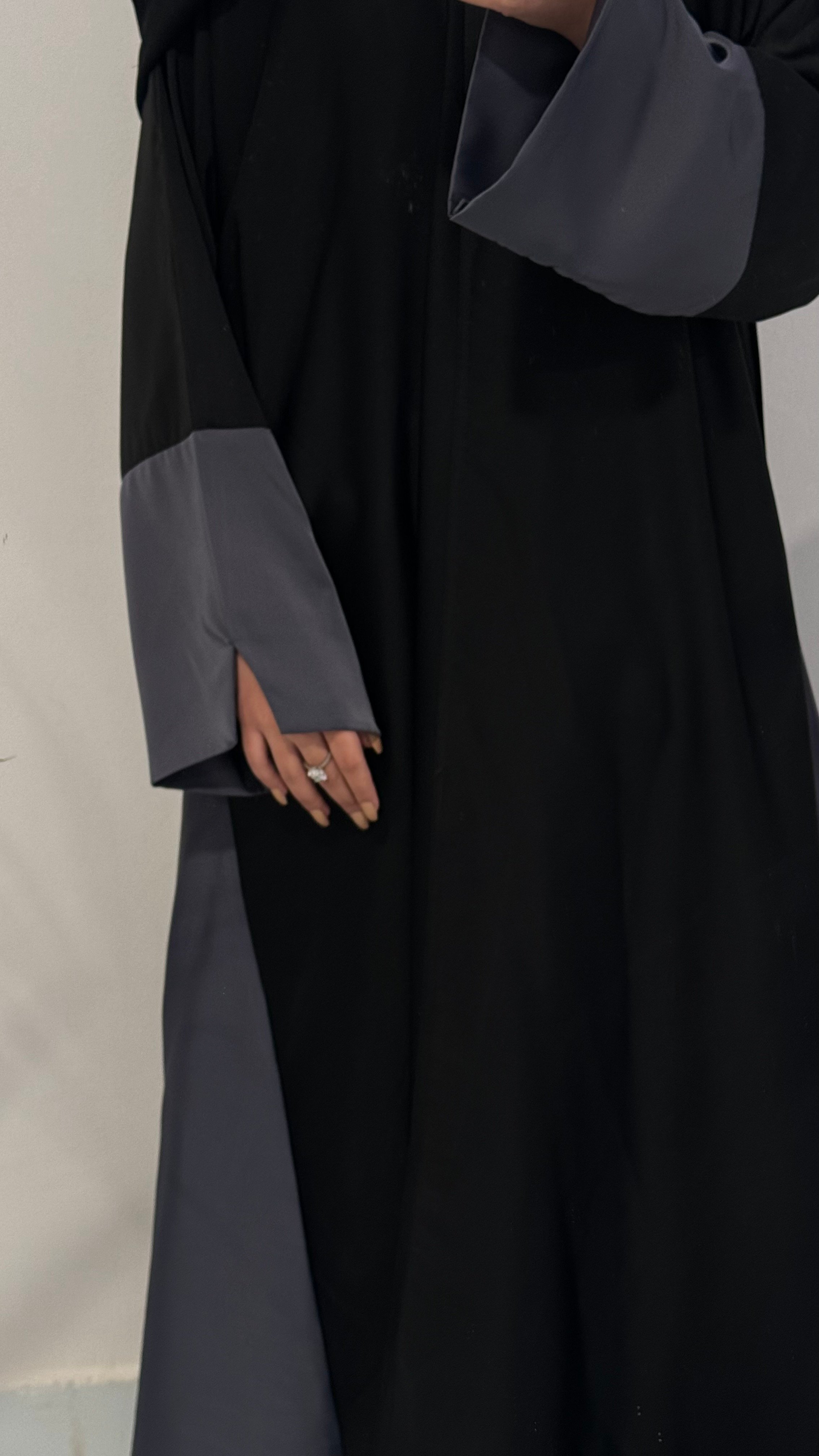 عبايه حرير رمادي بلمعه طفيفه