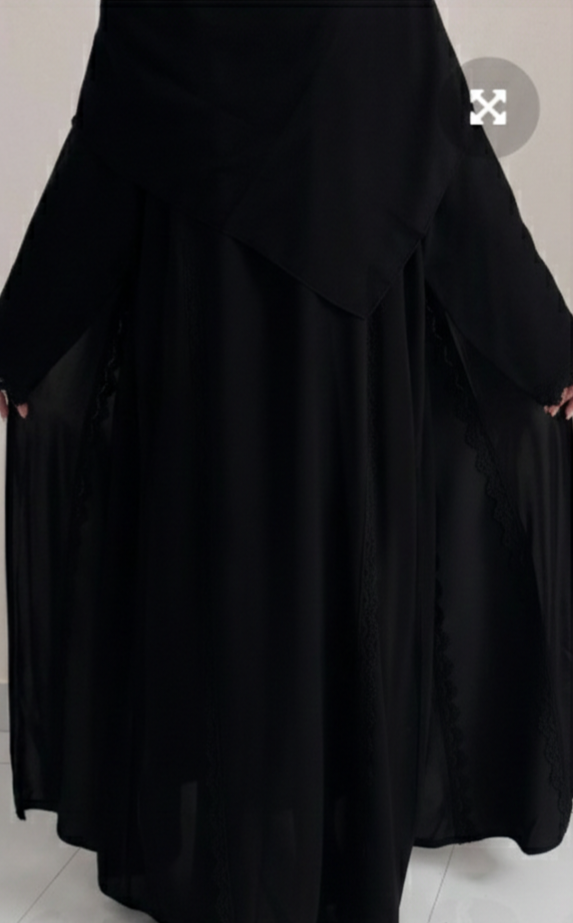 عبايه دانتيل ابيض بكسرات انيقه