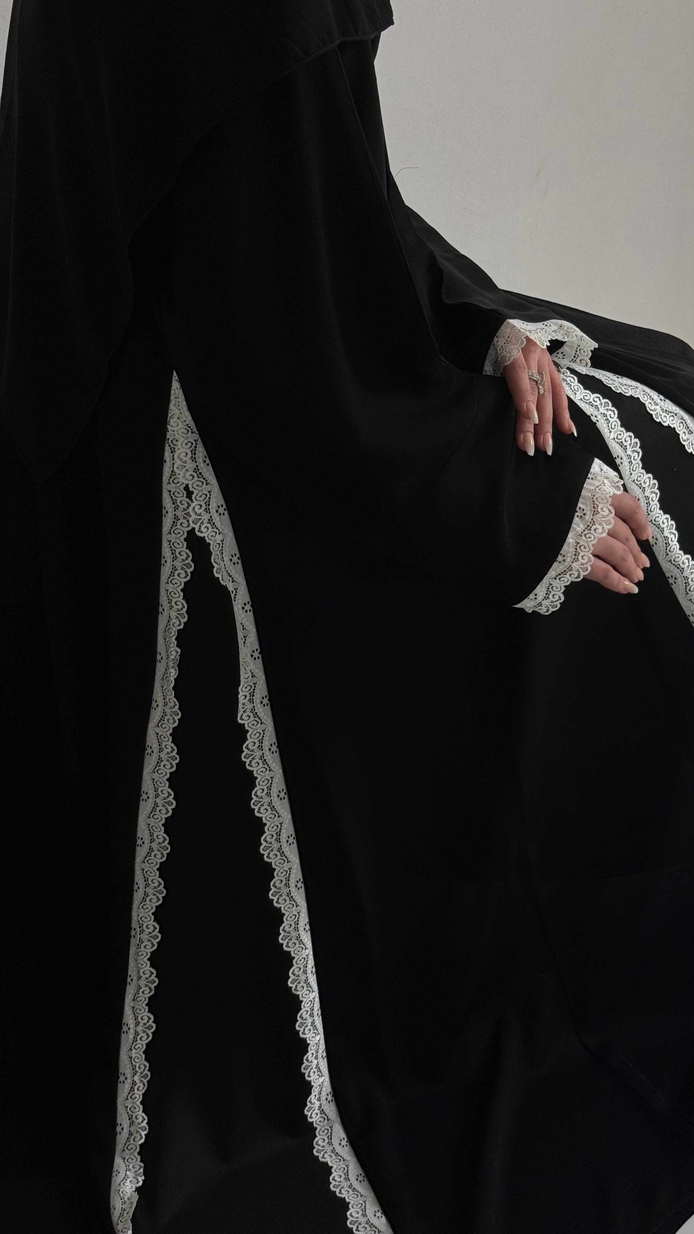 عبايه دانتيل ابيض بكسرات انيقه