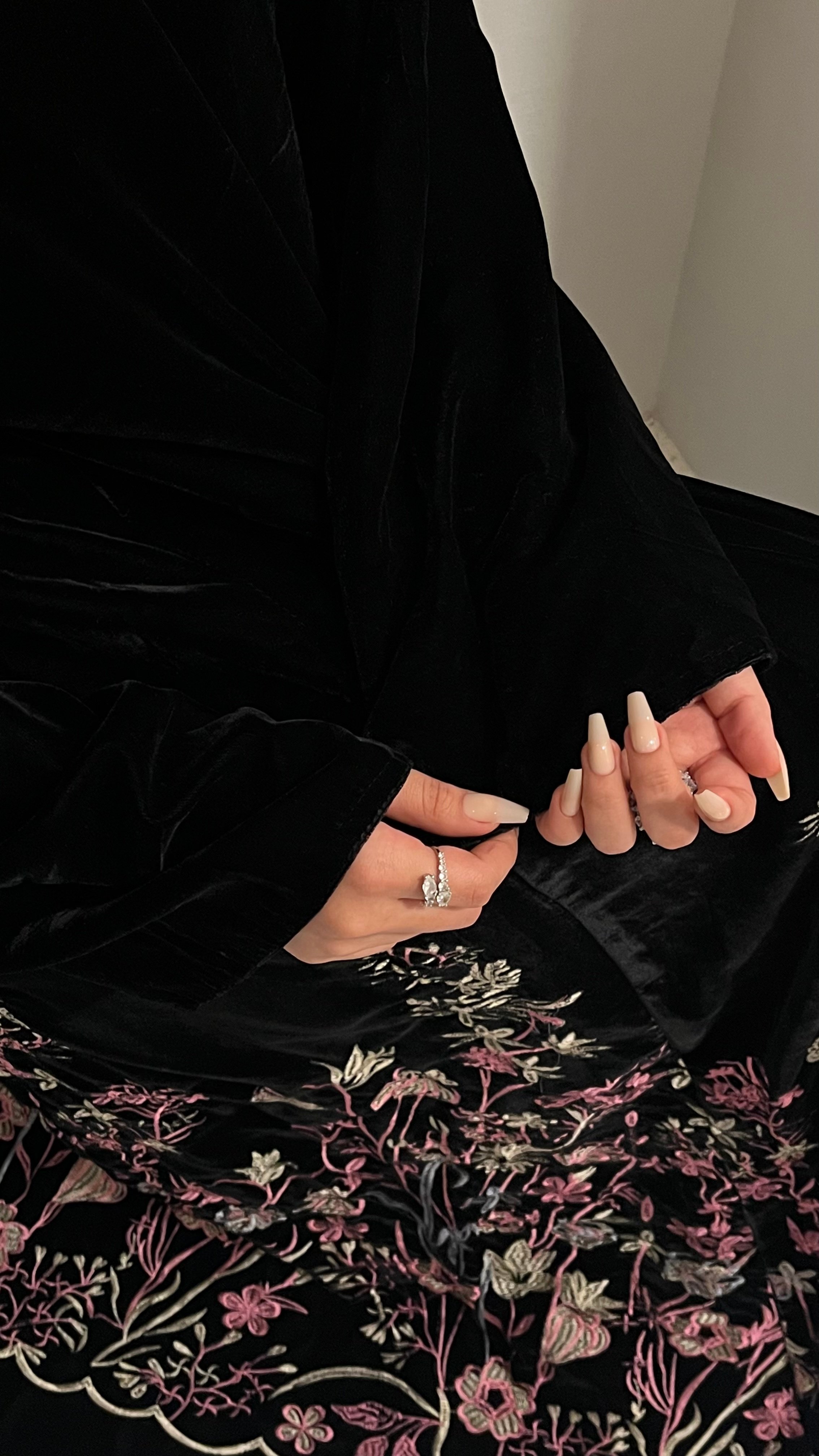 عبايه سكره مخمل مع طرحه