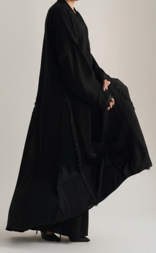 عبايه دانتيل ابيض بكسرات انيقه