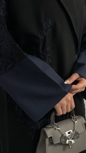 عبايه بلو قماش كتان كويتي بتطريز كحلي