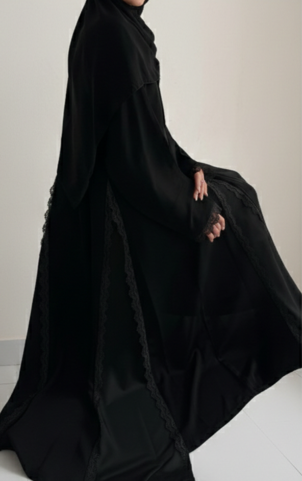 عبايه دانتيل ابيض بكسرات انيقه