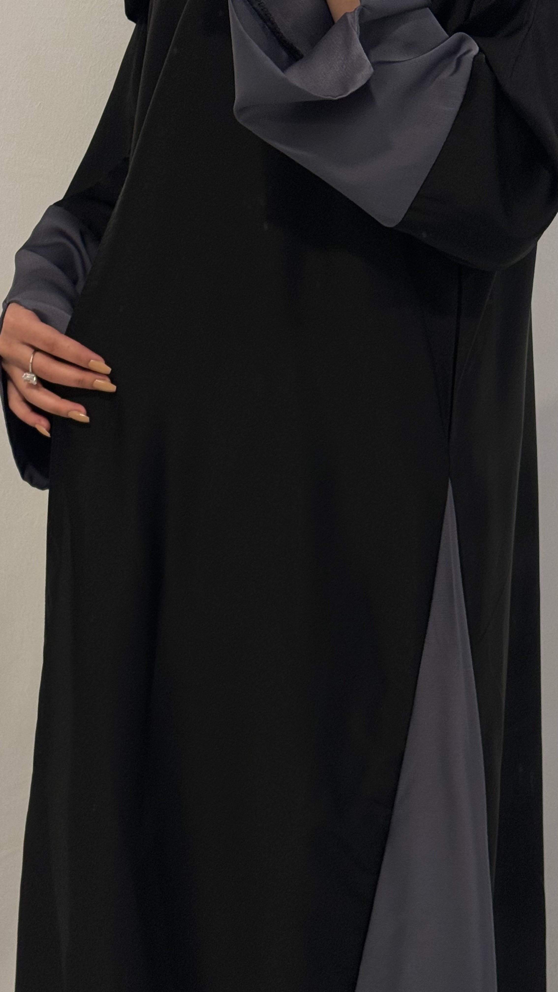 عبايه حرير رمادي بلمعه طفيفه