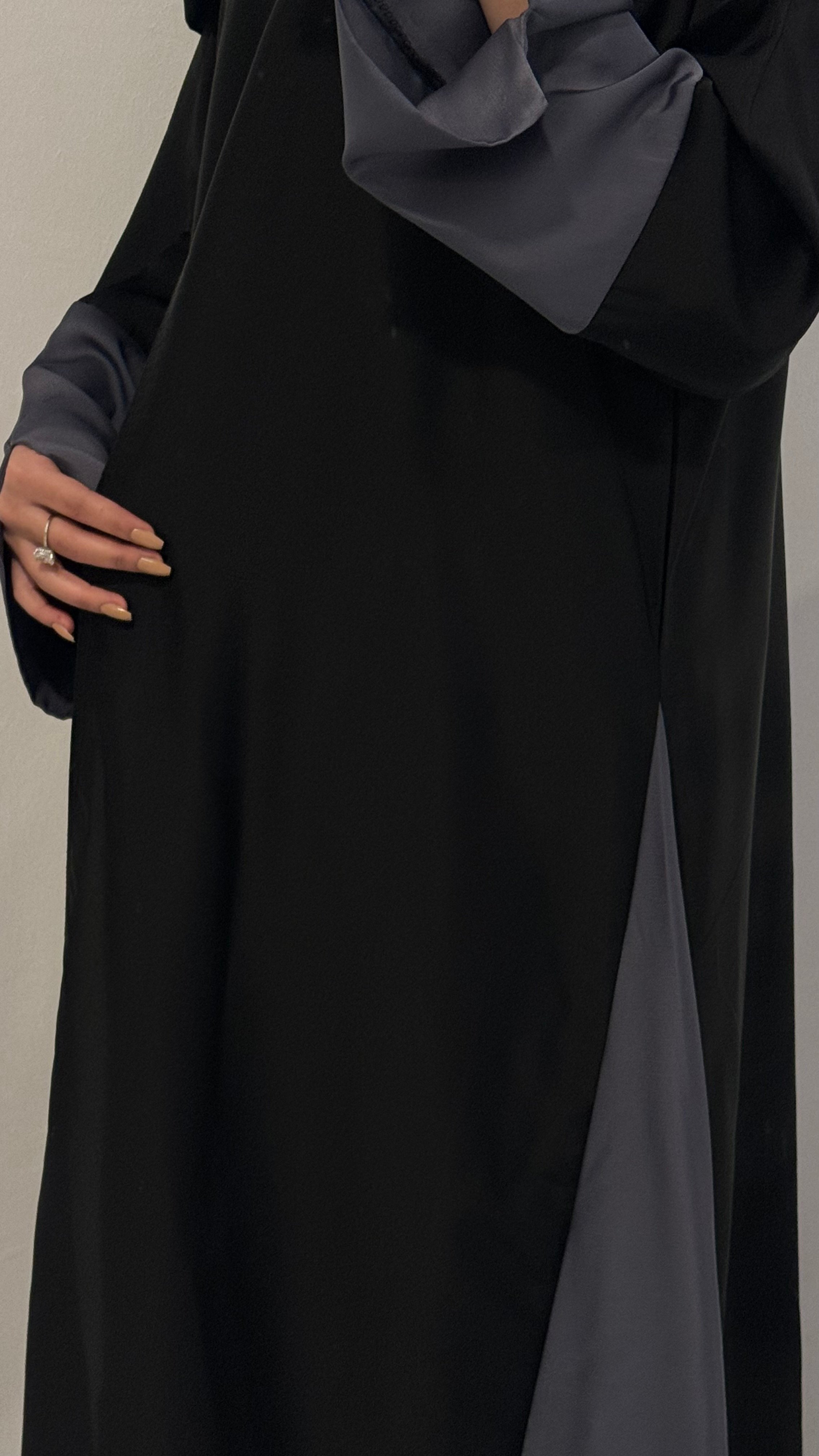 عبايه حرير رمادي بلمعه طفيفه