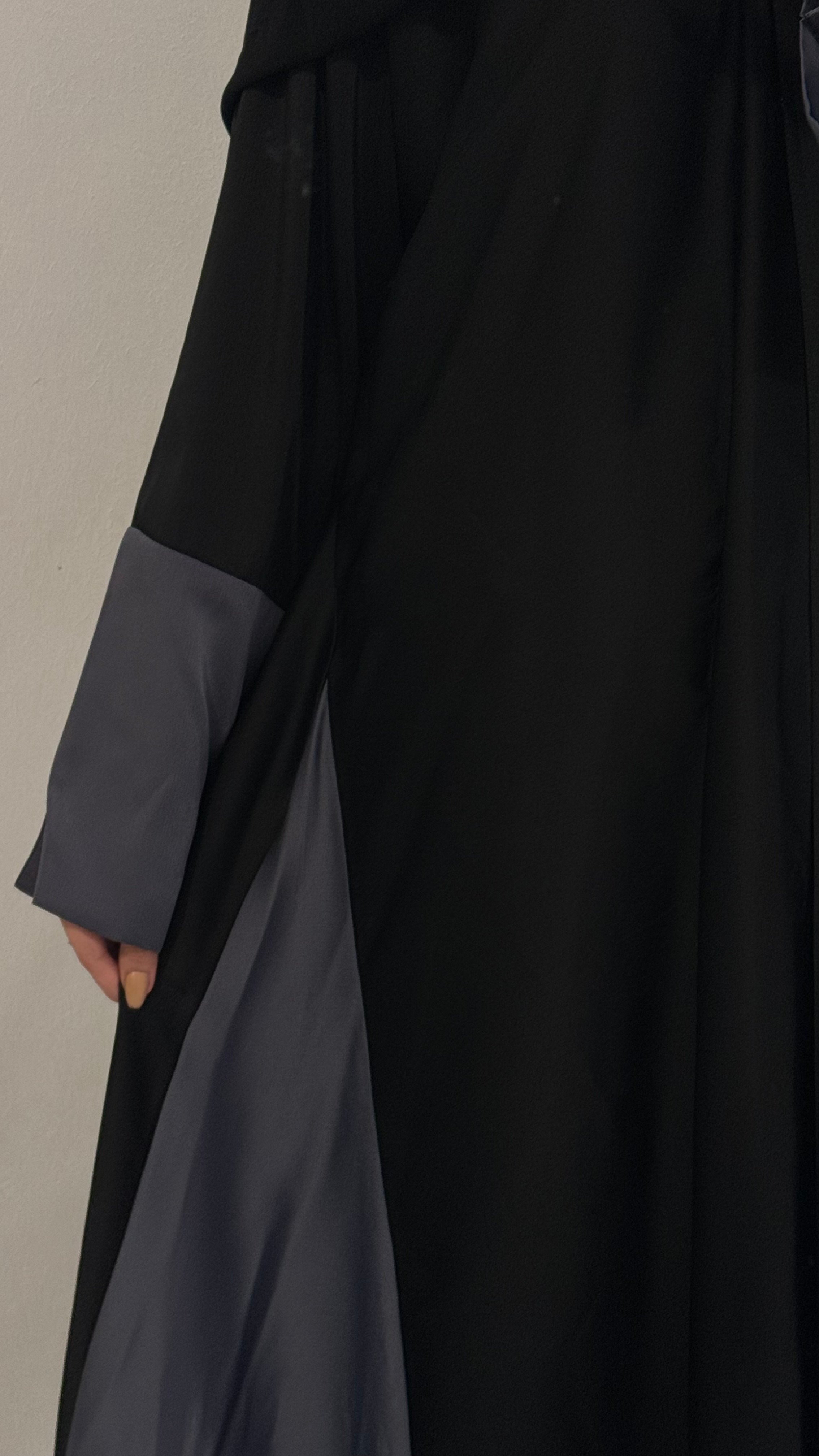 عبايه حرير رمادي بلمعه طفيفه