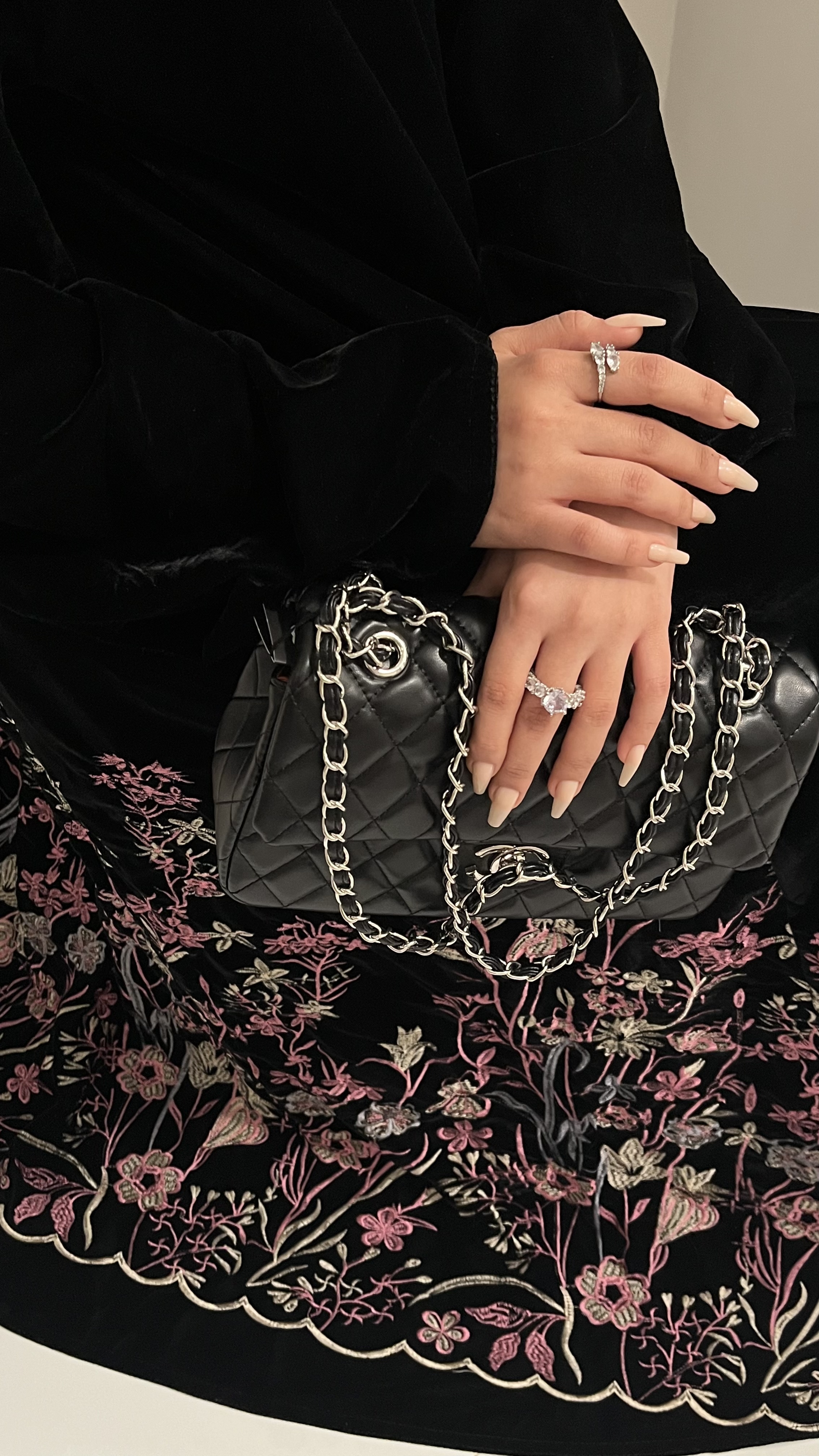 عبايه سكره مخمل مع طرحه