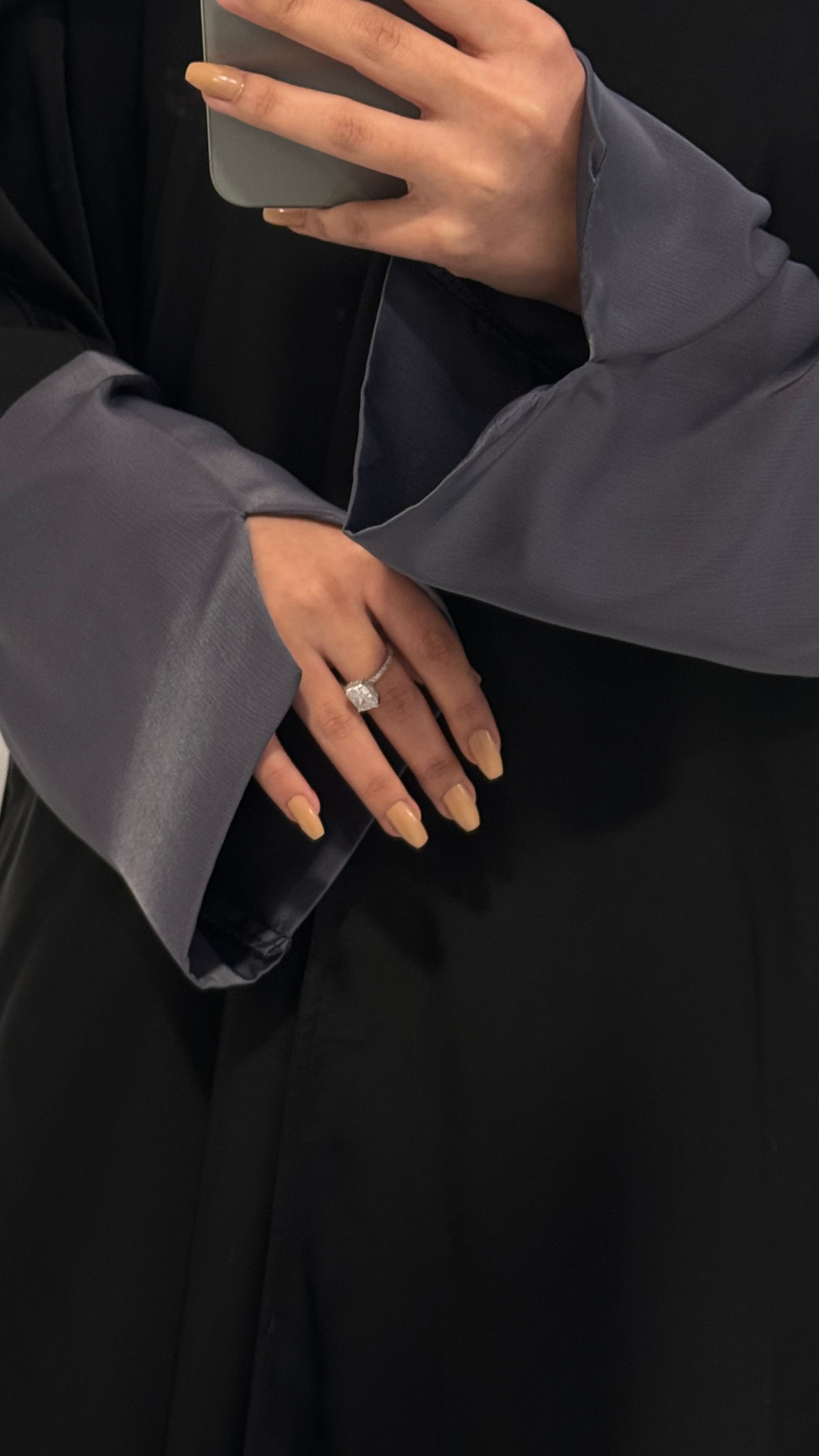 عبايه حرير رمادي بلمعه طفيفه