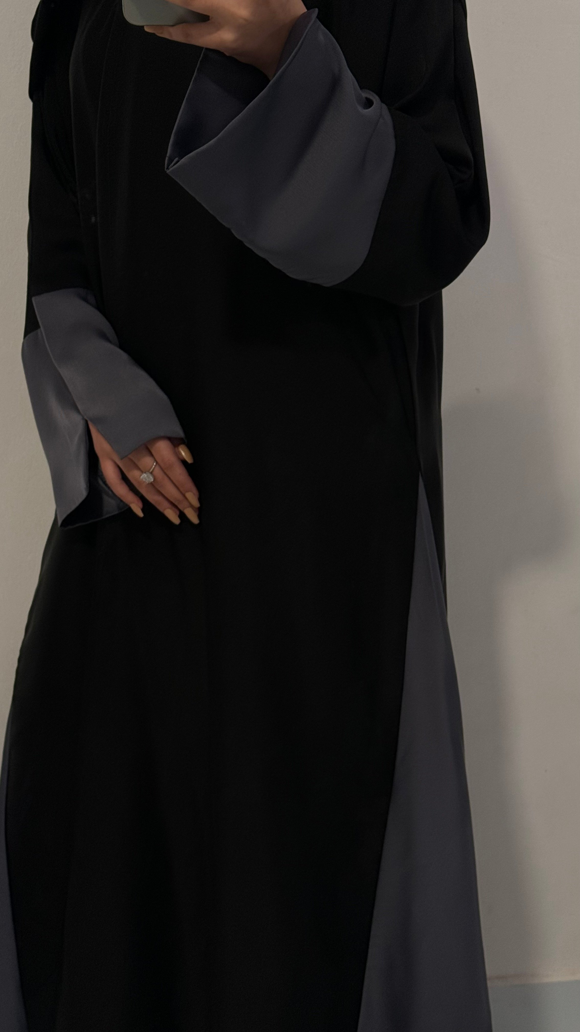 عبايه حرير رمادي بلمعه طفيفه