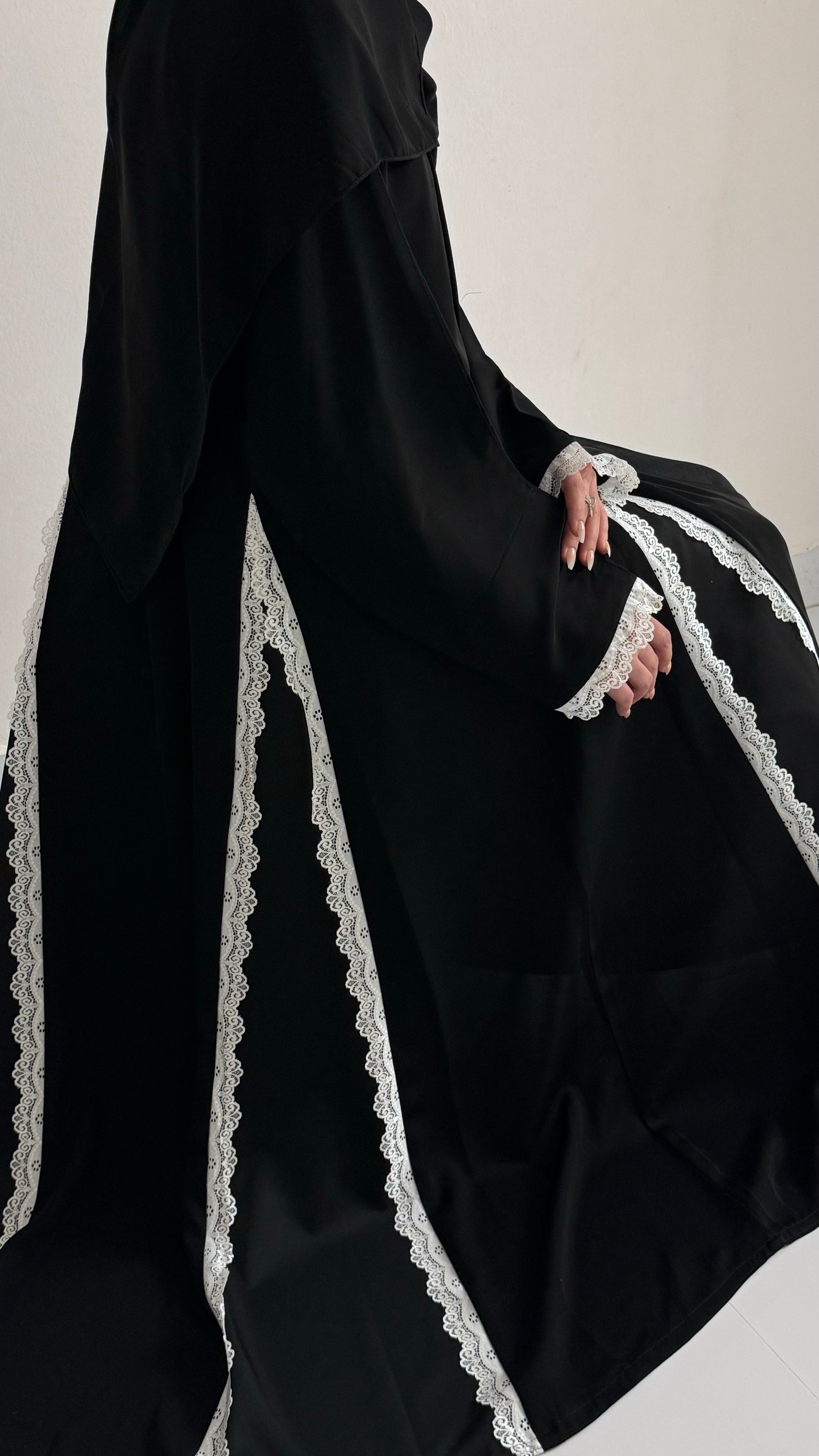 عبايه دانتيل ابيض بكسرات انيقه