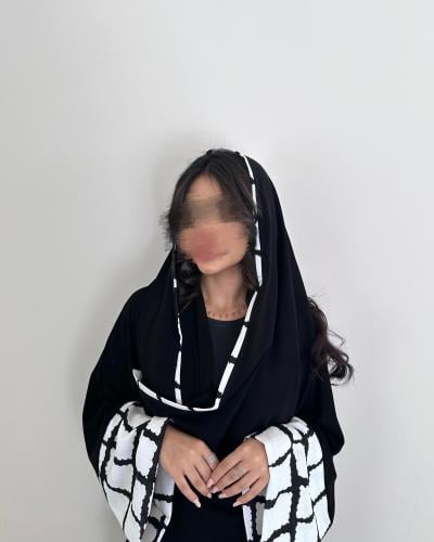 عباية كريب ملكي بأكمام بيضاء