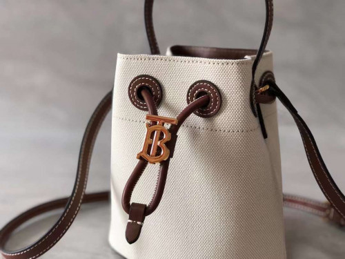 شنطة burberry ماستر 18.5 سم