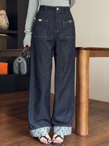 بنطلون انيق جدا من لوي فيتون