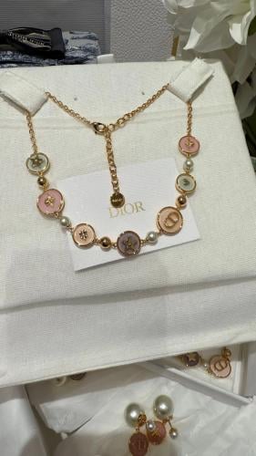 عقد ديور مع الملحقات