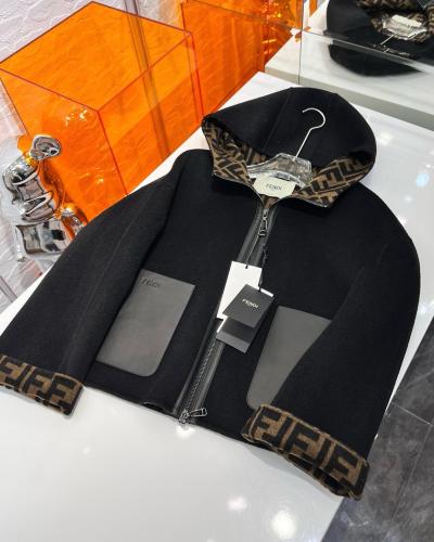 جاكيت من فندي ينلبس على الجهتين