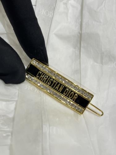 اكسسوار شعر من ديور مع الملحقات