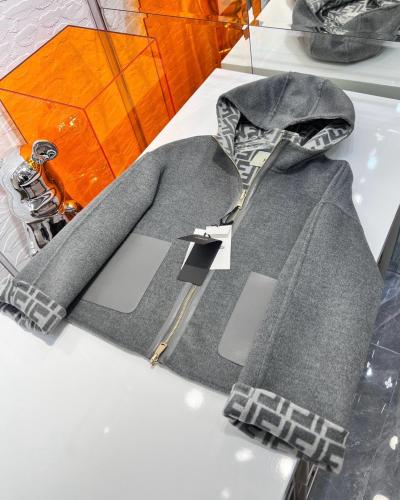 جاكيت من فندي ينلبس على الجهتين