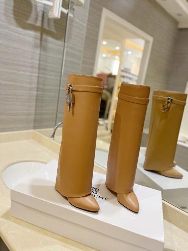 بوت جميل من جيفنشي