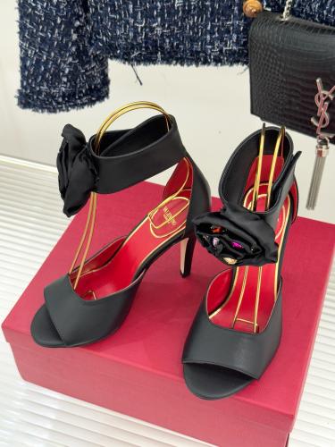 هيلز فالنتينو انيق جدا