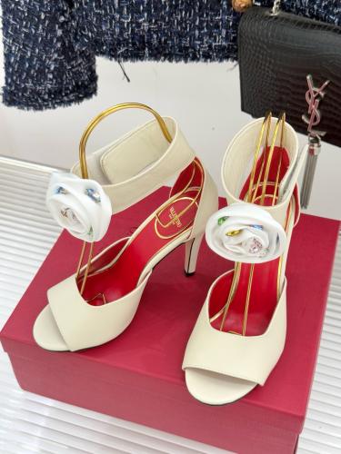 هيلز فالنتينو انيق جدا