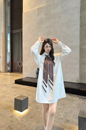 فستان من لوي فيتون