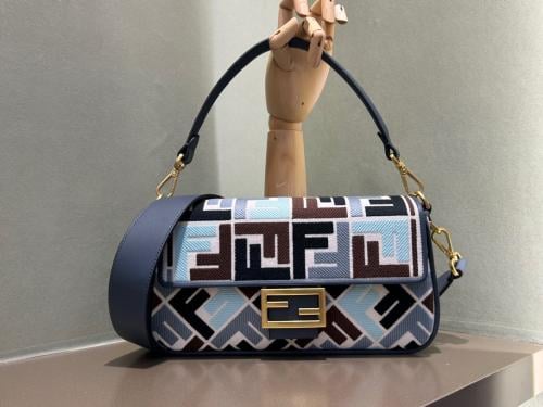 فندي Baguette مقاس 26 سم