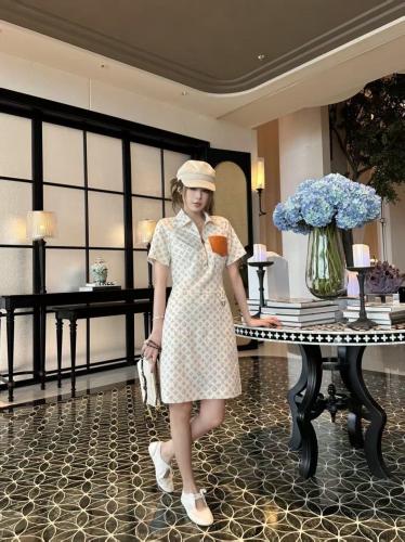 فستان من لوي فيتون