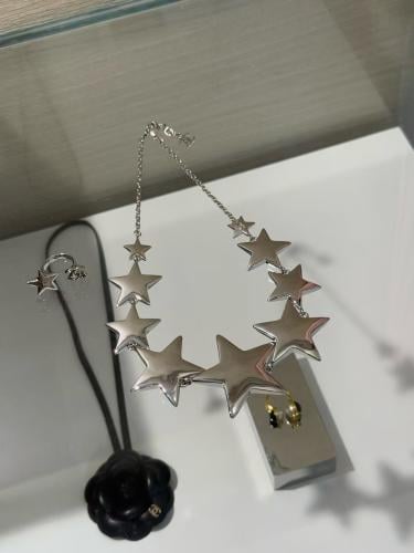 عقد شانيل مع الملحقات